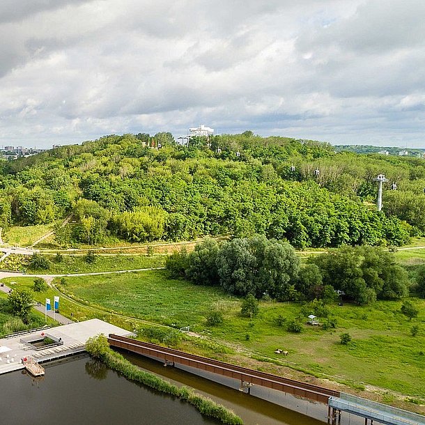 Luftbild des Kienbergs mit im Vordergrund dem Wuhlesteg über dem Wuhleteich und dem Umweltbildungszentrum