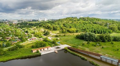 Luftbild des Kienbergs mit im Vordergrund dem Wuhlesteg über dem Wuhleteich und dem Umweltbildungszentrum