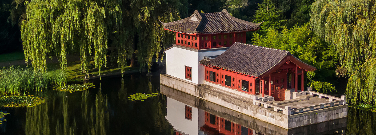 Luftbild des Steinboots mit Pavillon im Chinesischen Garten der Gärten der Welt