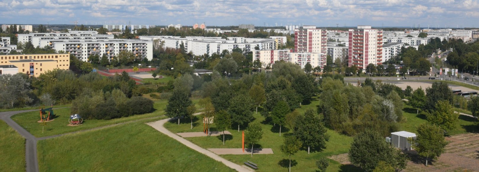 Luftbild des Jelena-Santic-Friedenspark an der Hellersdorfer Straße